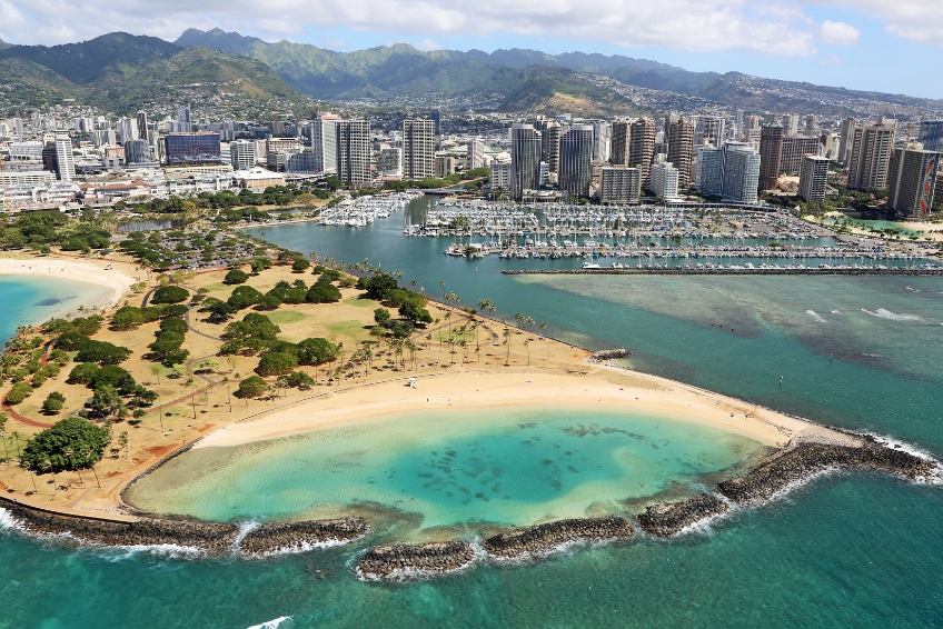Shoreline at Ala Moana Beach Park in Oahu