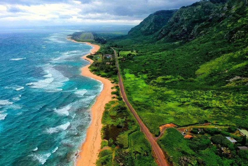 oahu-hawaii-aerial-coastline-green-mountains-turquoise-ocean-beach-1