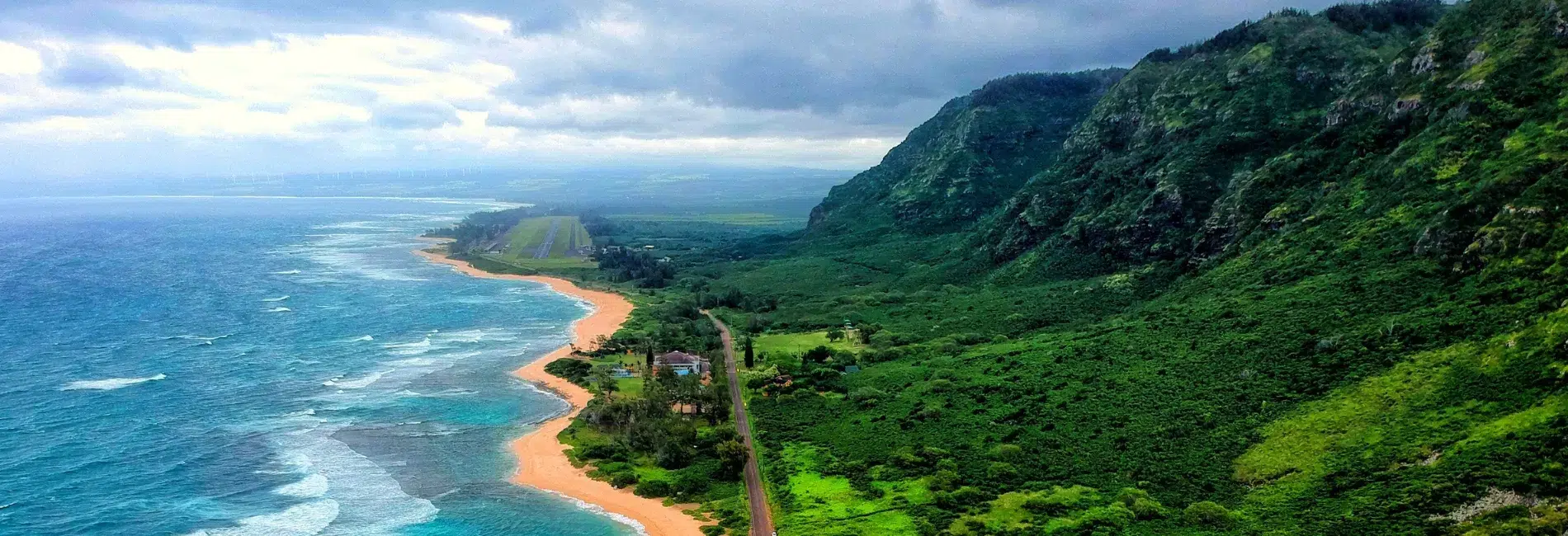 oahu-hawaii-aerial-coastline-green-mountains-turquoise-ocean-beach